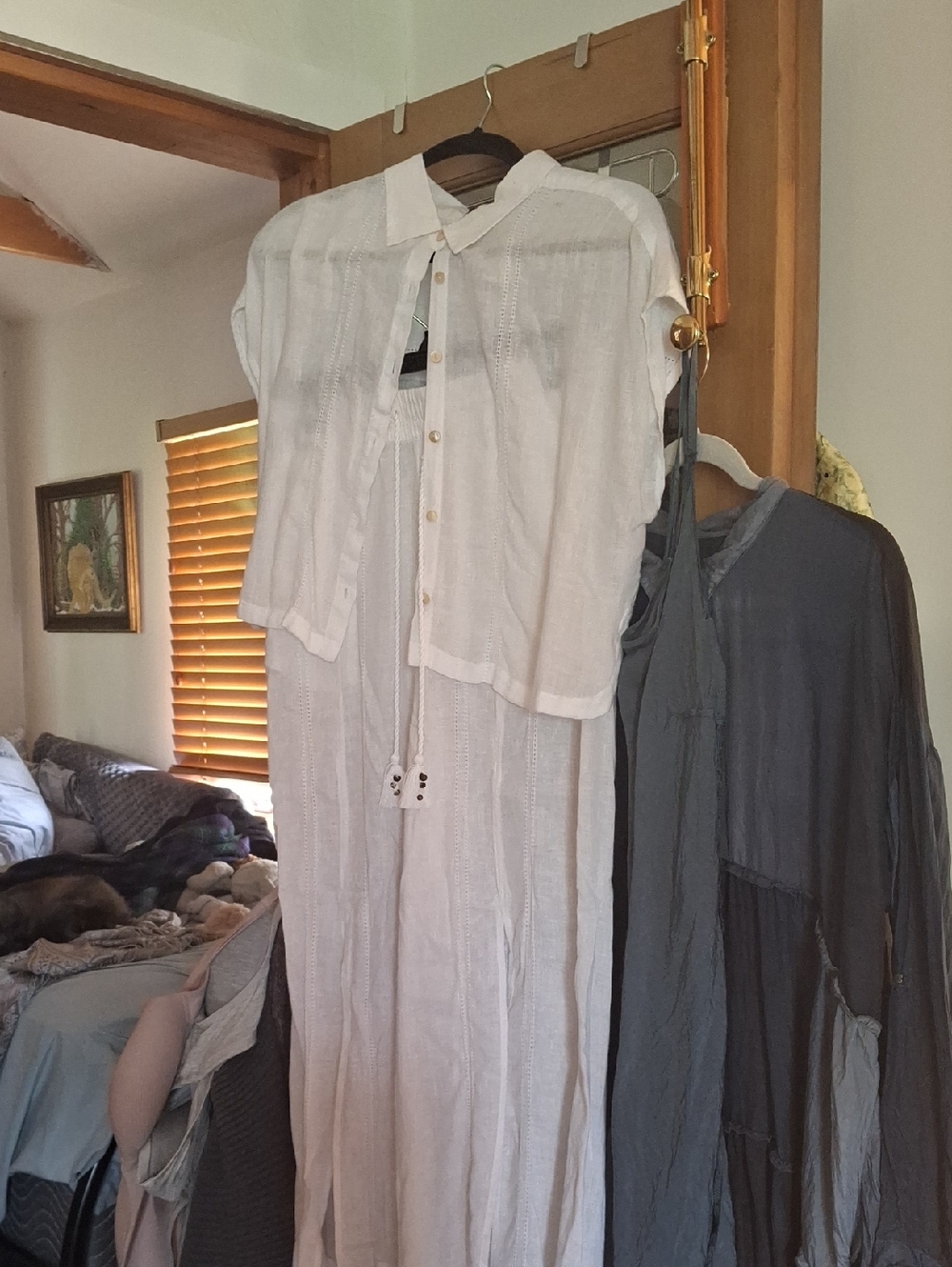 TAHARI new never worn...White Button-Front Linen Set with Tie